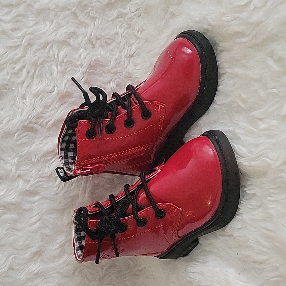 Kids boots size 5-6